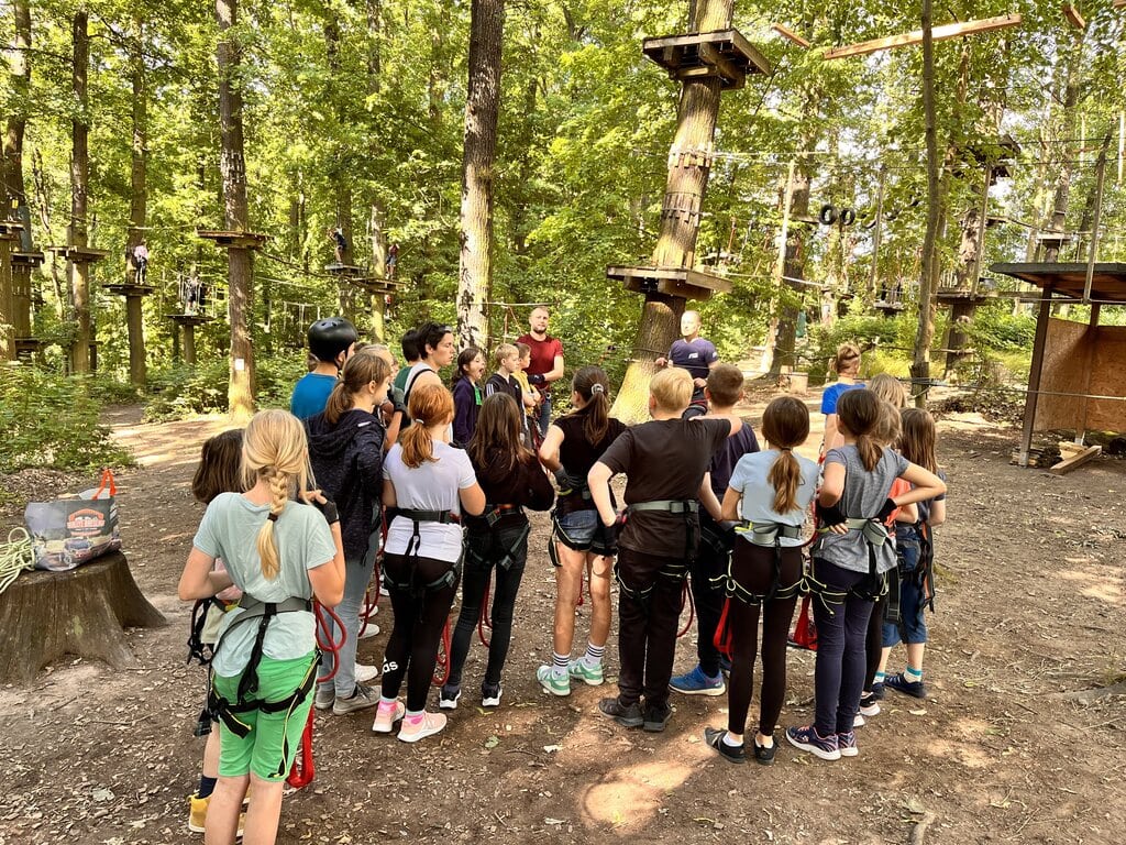 Sicherheitseinweisung für Kindergeburtstag im Kletterwald